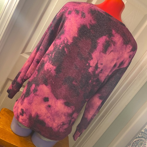 PINK VICTORIA’s SECRET Splotched Magenta Fun Sweater - Picture 4 of 10